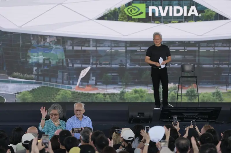 人工智慧(AI)晶片大廠輝達(NVIDIA)27日在台灣新總部預定地北士科T17、18舉辦台灣員工大會,執行長黃仁勳(後右)的父母(前立者)也到場共襄盛舉。中央社