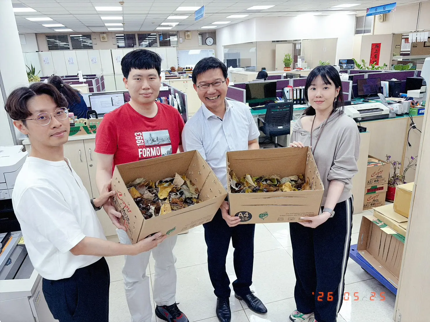 中市客委會江俊龍主委與同仁攜手布置獨角仙暫居處。台中市客委會提供