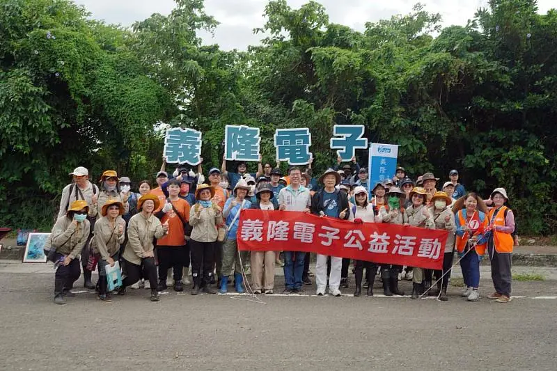 義隆電子號召企業員工前往香山濕地投入海馬齒移除工作。新竹市政府提供