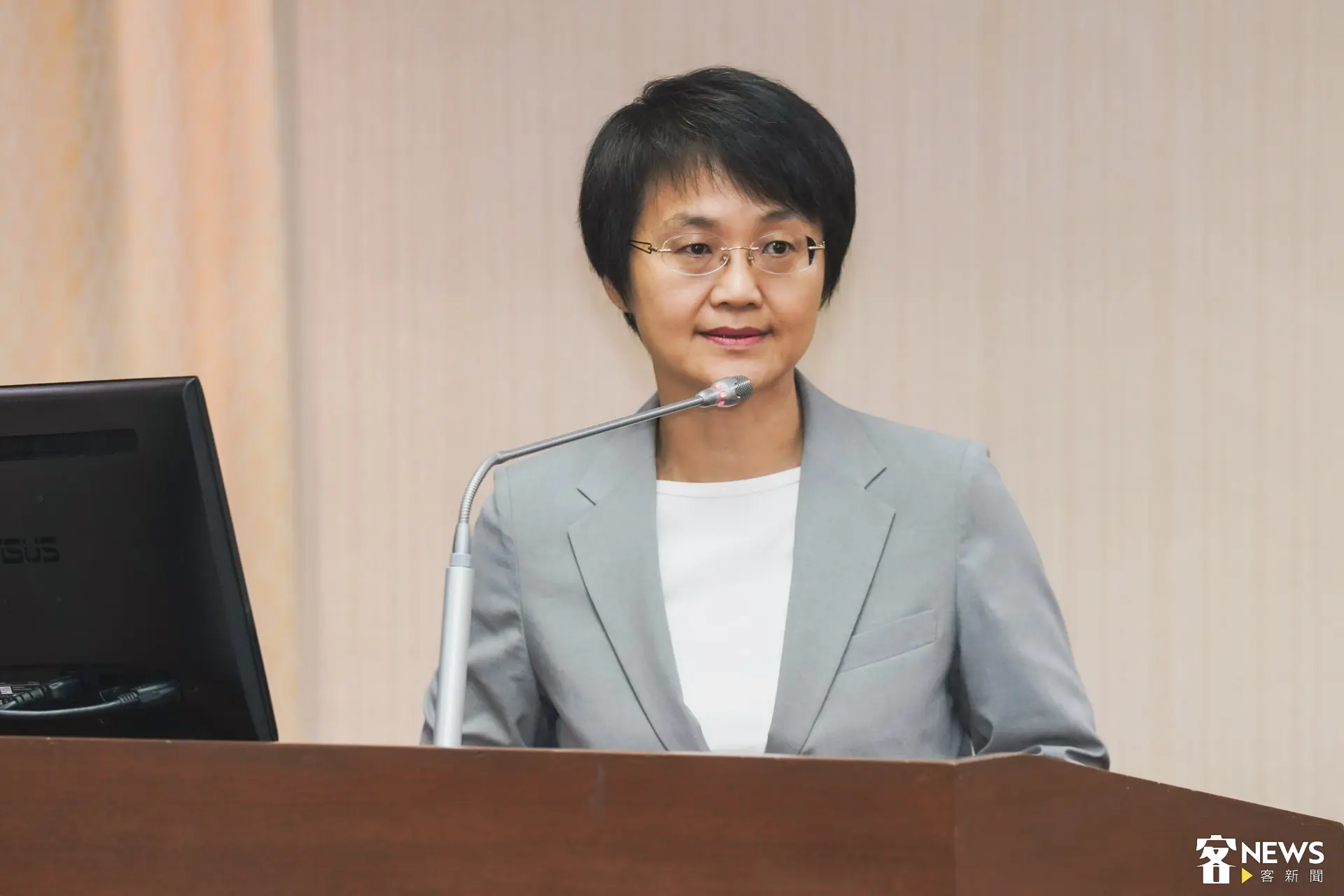 古秀妃允諾研議方法，讓都會區客家人口能適用伯公照護站政策。朱愷元攝