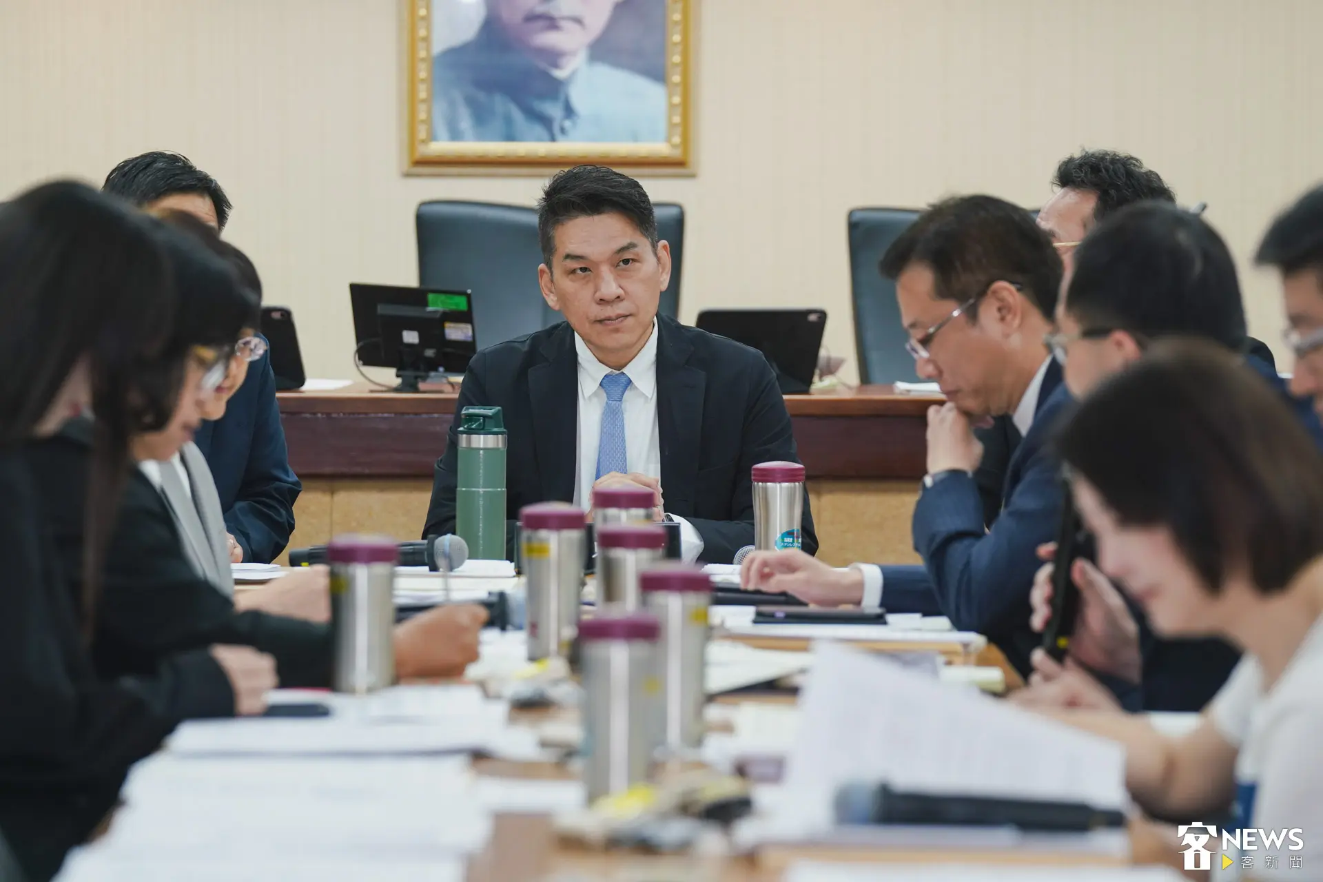 民進黨立委李柏毅(中)指出,財劃法修法後,地方政府未必將預算用在客家政策,甚至有可能排擠客家預算。朱愷元攝