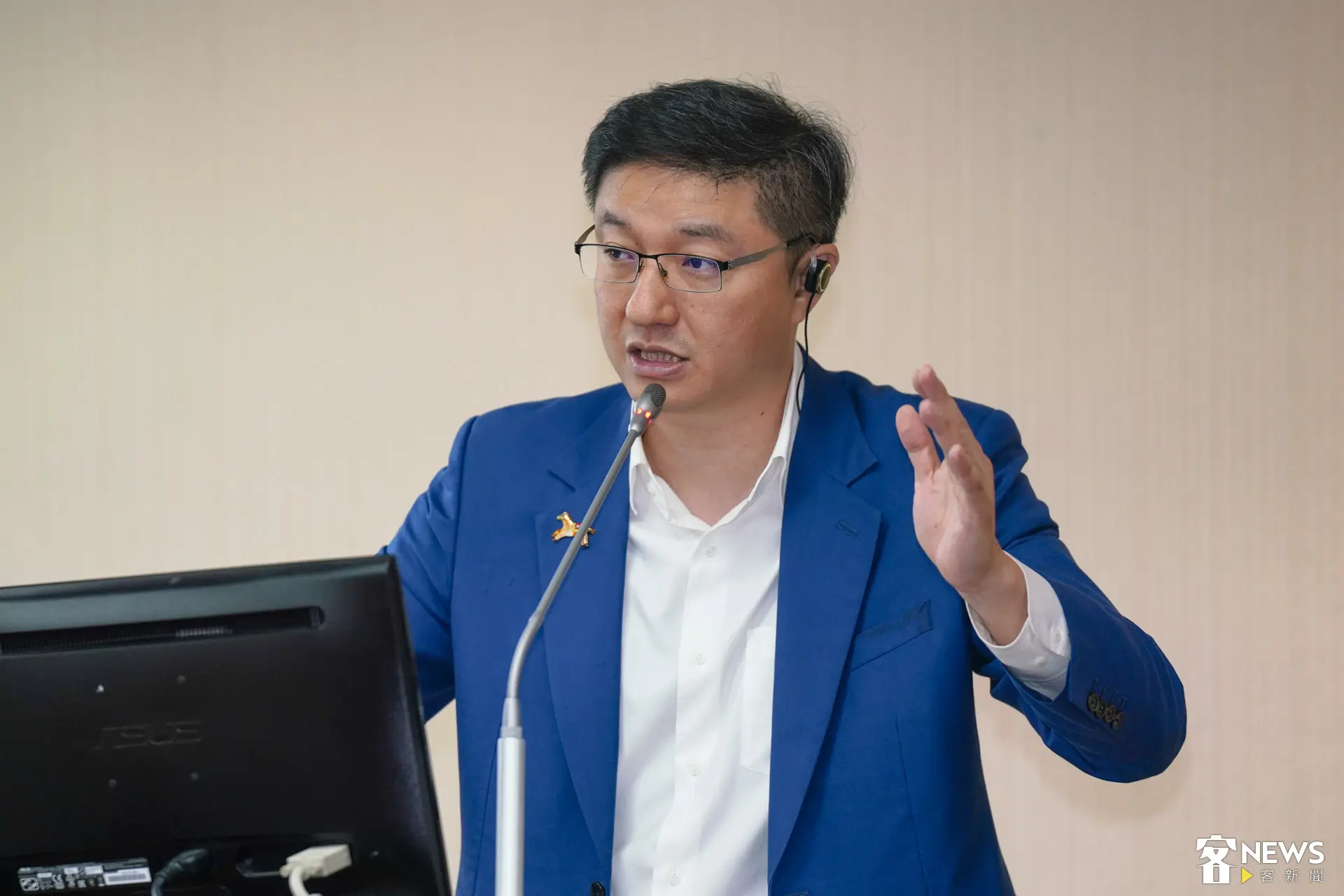 國民黨立委張智倫質詢時關心新北市伯公照護站申請狀況。朱愷元攝