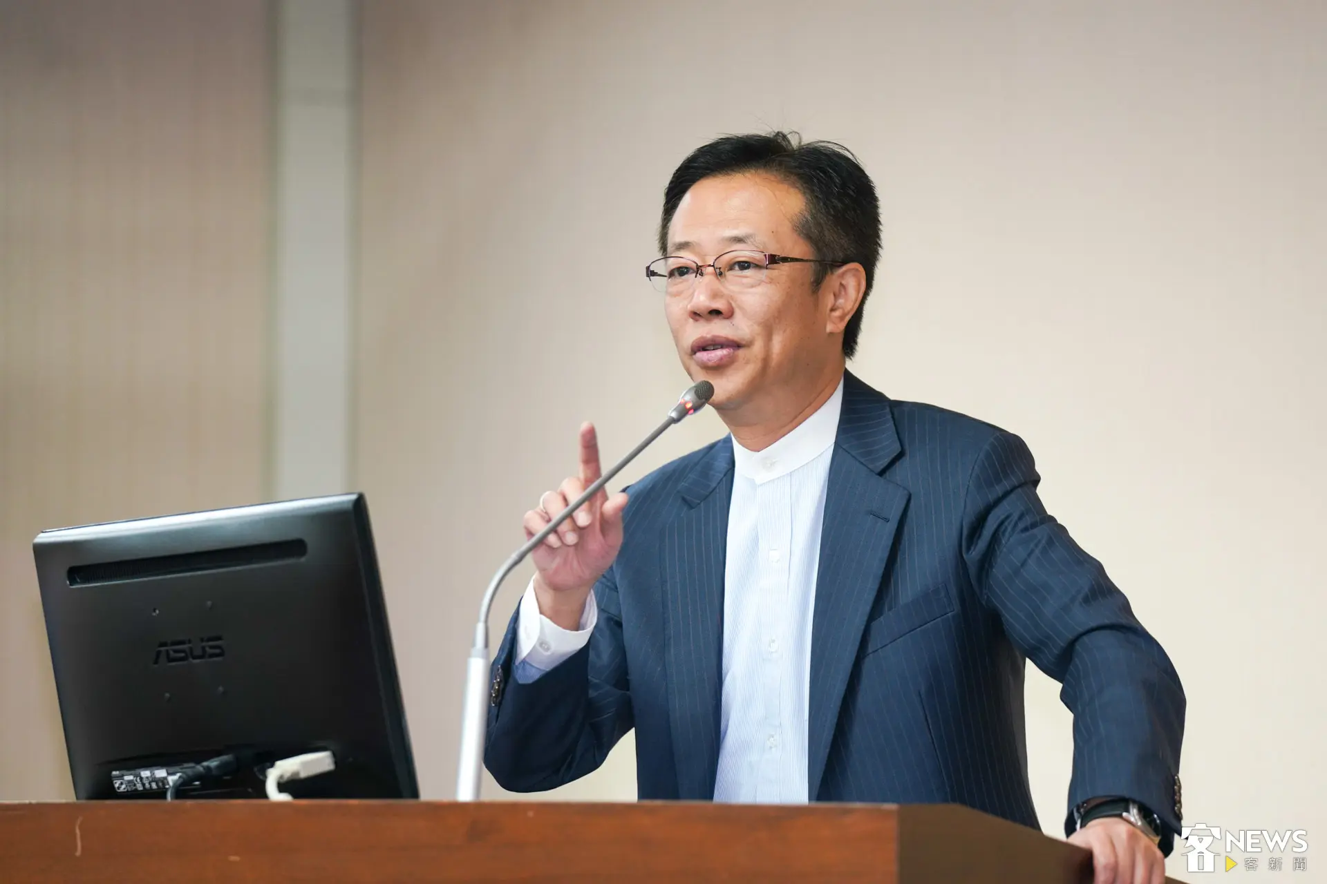 民進黨立委張宏陸關心客家幣發放情形。朱愷元攝