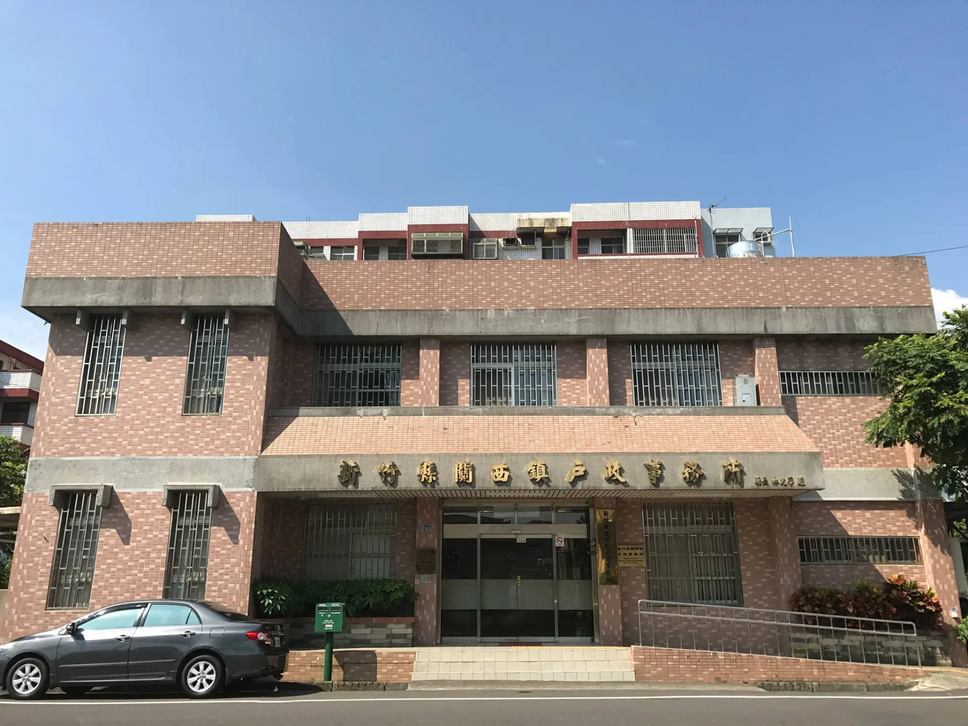 政策一推出，關西戶政事務所擠滿許多辦理民眾，昨（27）天下午1時抽完號碼牌後，仍需等候2至3小時才完成辦理。翻攝自關西戶政事務所 臉書