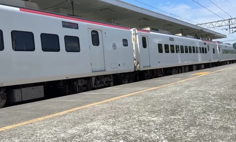 台鐵417次普悠瑪號列車28日中午於池上站出站時勾斷電車線,造成單線雙向不通,富里至關山間啟動公路接駁,後續上下行列車將略有延誤。民眾提供,中央社