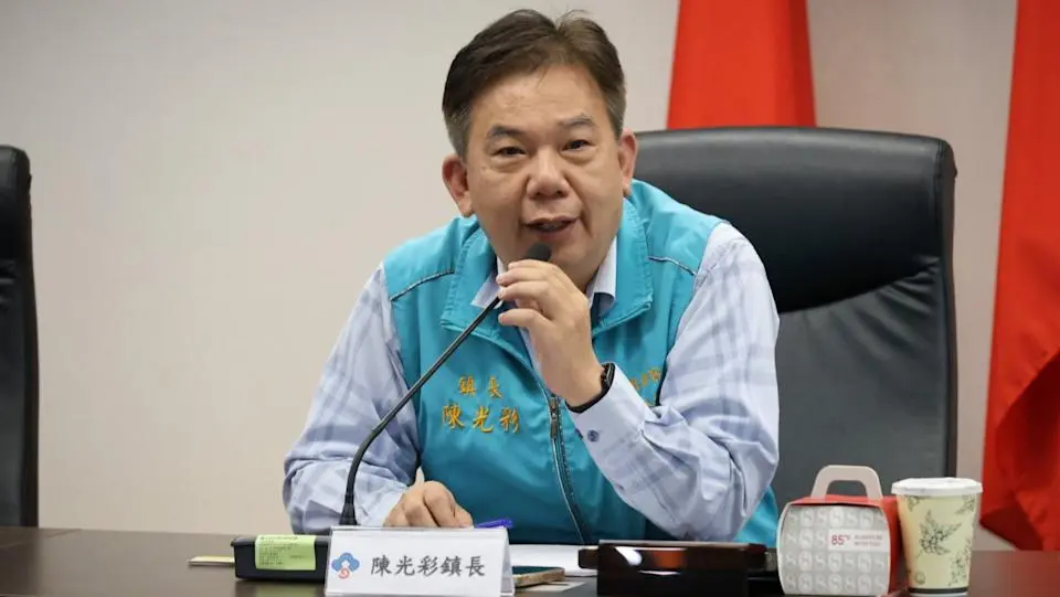 新竹縣關西鎮長陳光彩表示，於5月29日設籍關西鎮，且於發放起始日前未遷出者，即符合發放資格，每人可領新台幣5000 元。翻攝自新竹縣關西鎮公所 臉書