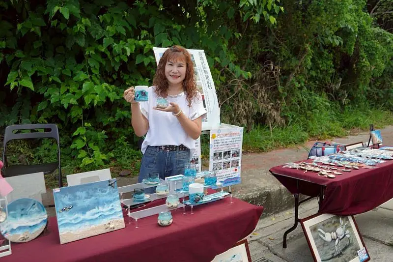 李宜瑾除帶領南港社區千歲團重拾畫筆描繪漁村文化外,亦利用海廢為創作元素教授手作DIY作品。新竹市政府提供