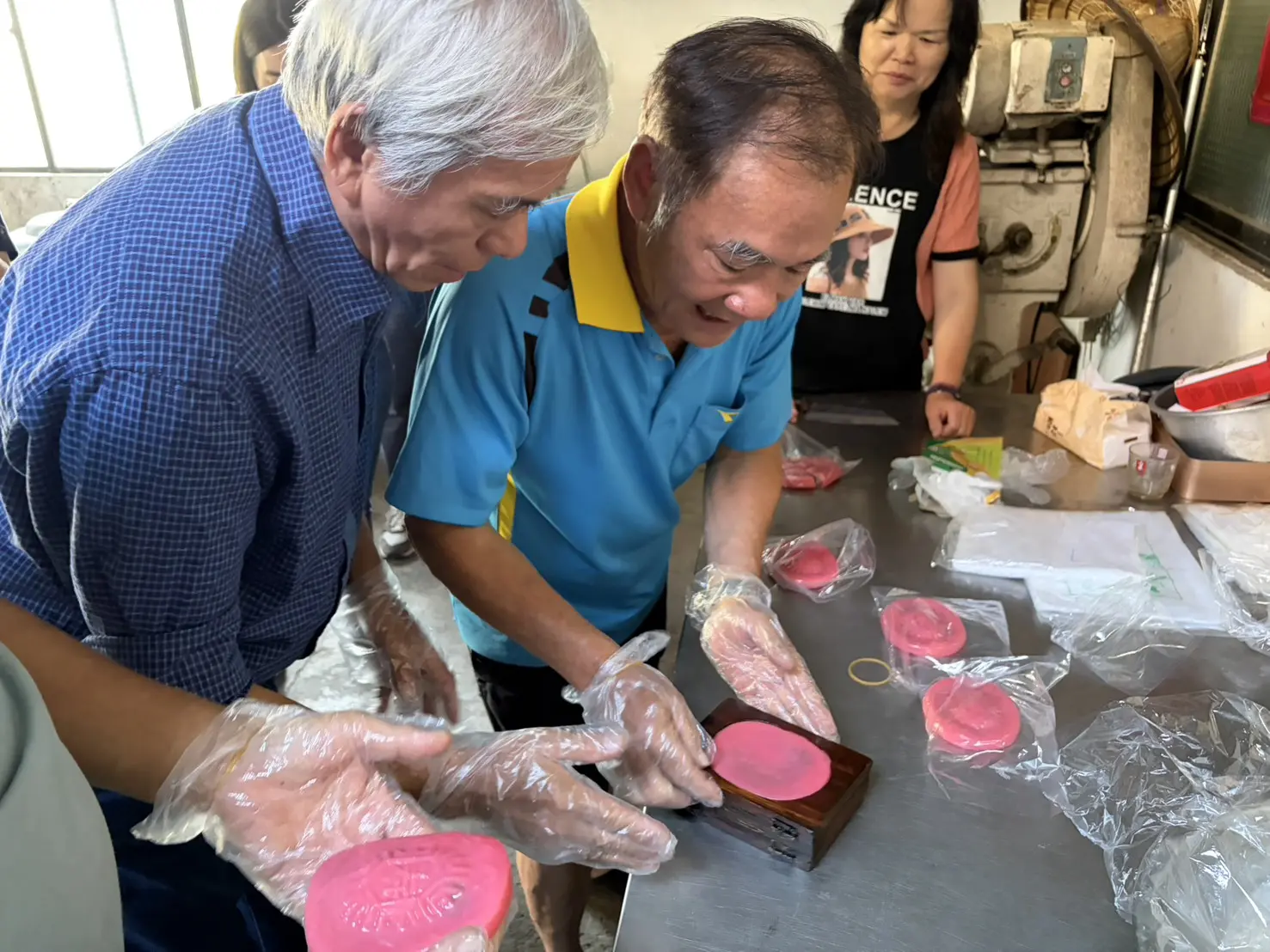 製粄達人吳新發師傅細膩解說新丁粄製作訣竅。台中市政府提供