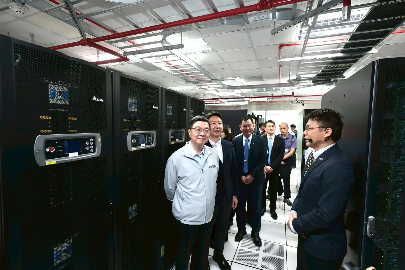 行政院長卓榮泰視察交通部中央氣象署暨超級電腦機房。行政院提供
