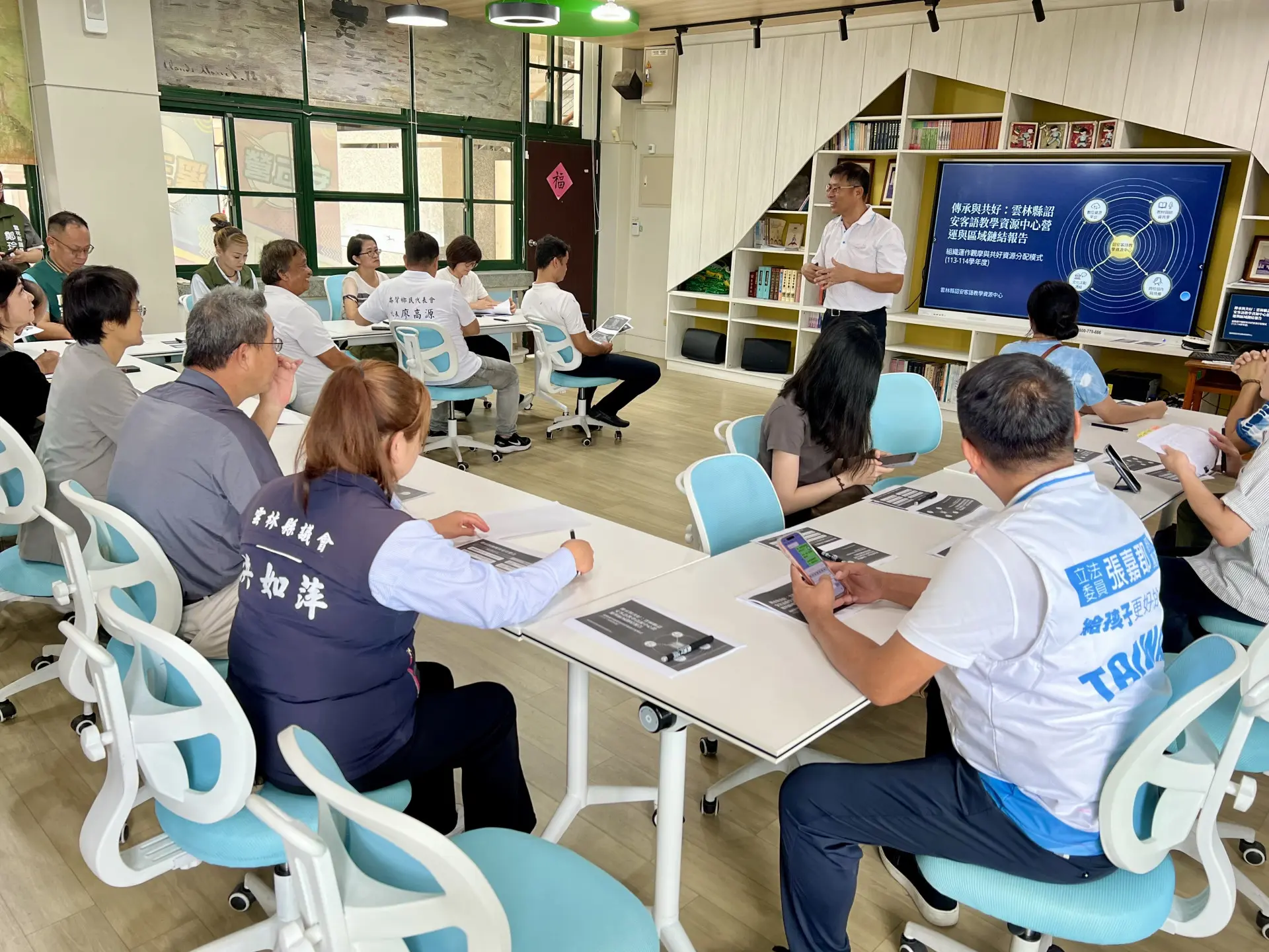 古主委今日訪視「雲林詔安客語教學資源中心」，期盼集結在地校長、主任、議員代表及第一線教師的力量，傳承詔安客語。客委會提供