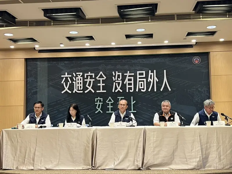 交通部28日舉辦道路交通安全說明記者會,交通部政務次長陳彥伯(中)、交通部路政及道安司司長吳東凌(左1)出席。中央社