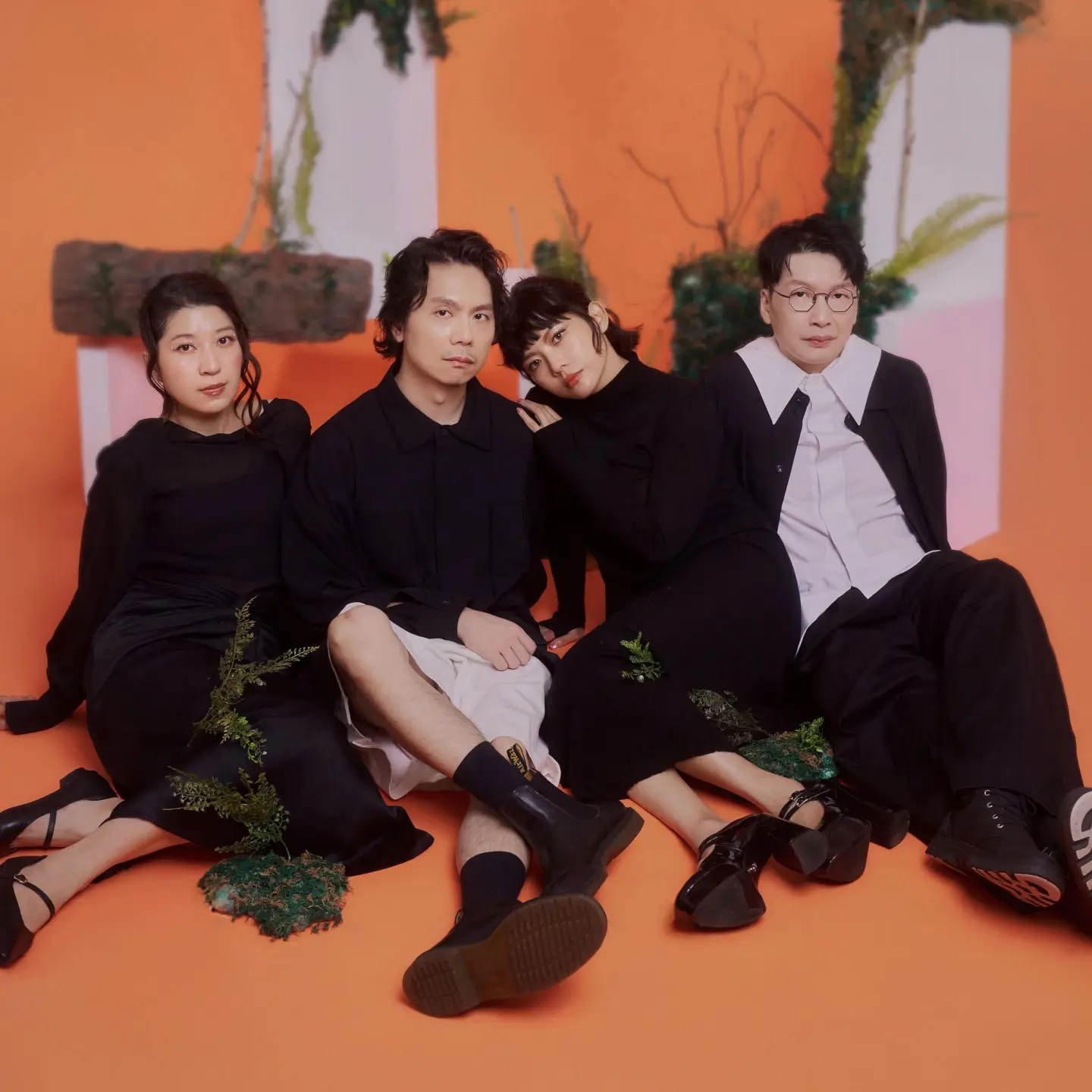 春麵樂隊成軍於2018年春天,由單簧管楊蕙瑄(楊妞,左1)、低音單簧管高承胤(高高,左2)、主唱賴予喬(啊喬,右2)、吉他葉超(右1)組成。翻攝自春麵樂隊臉書