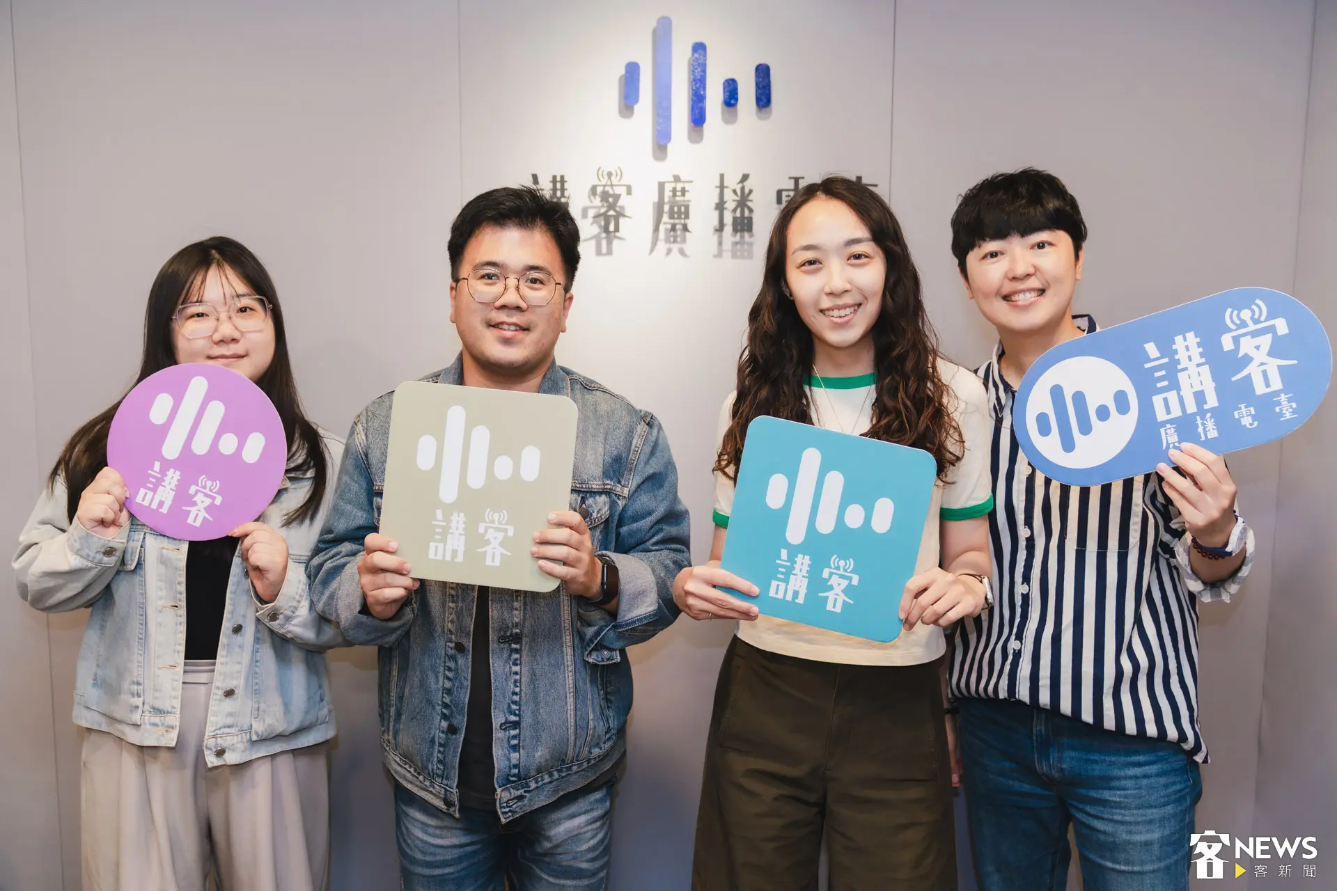 講客廣播電臺新節目「1057怎麼走」提供桃園新竹地區晨間交通路況，四位主持人江芮敏、黃盛源、黃于娟、宋涵葳（由左至右）每天早晨陪所有上班族度過塞車時間。朱愷元攝