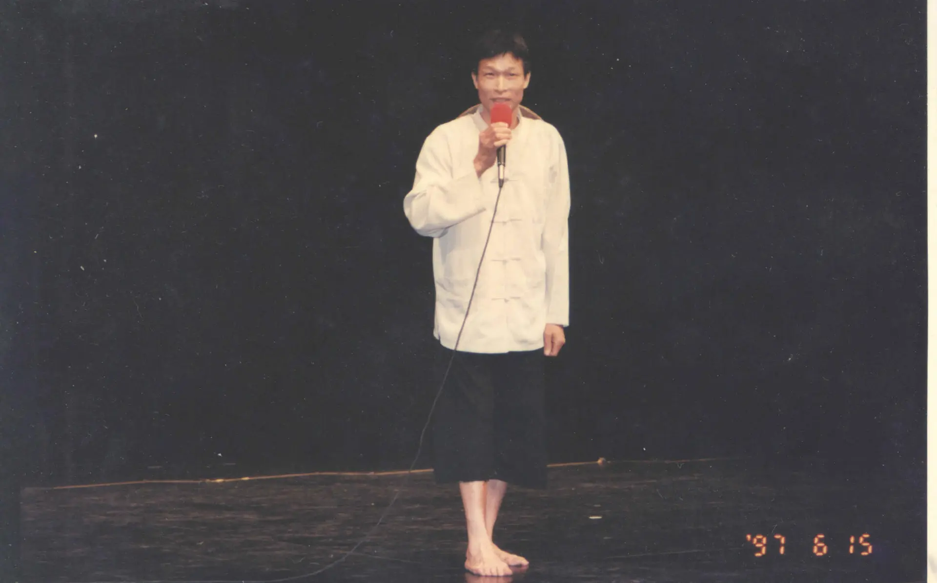 新竹縣第一屆客家新曲獎的得獎人彭兆宏，頒獎當天也表演他的作品。1997，竹北。楊國鑫攝