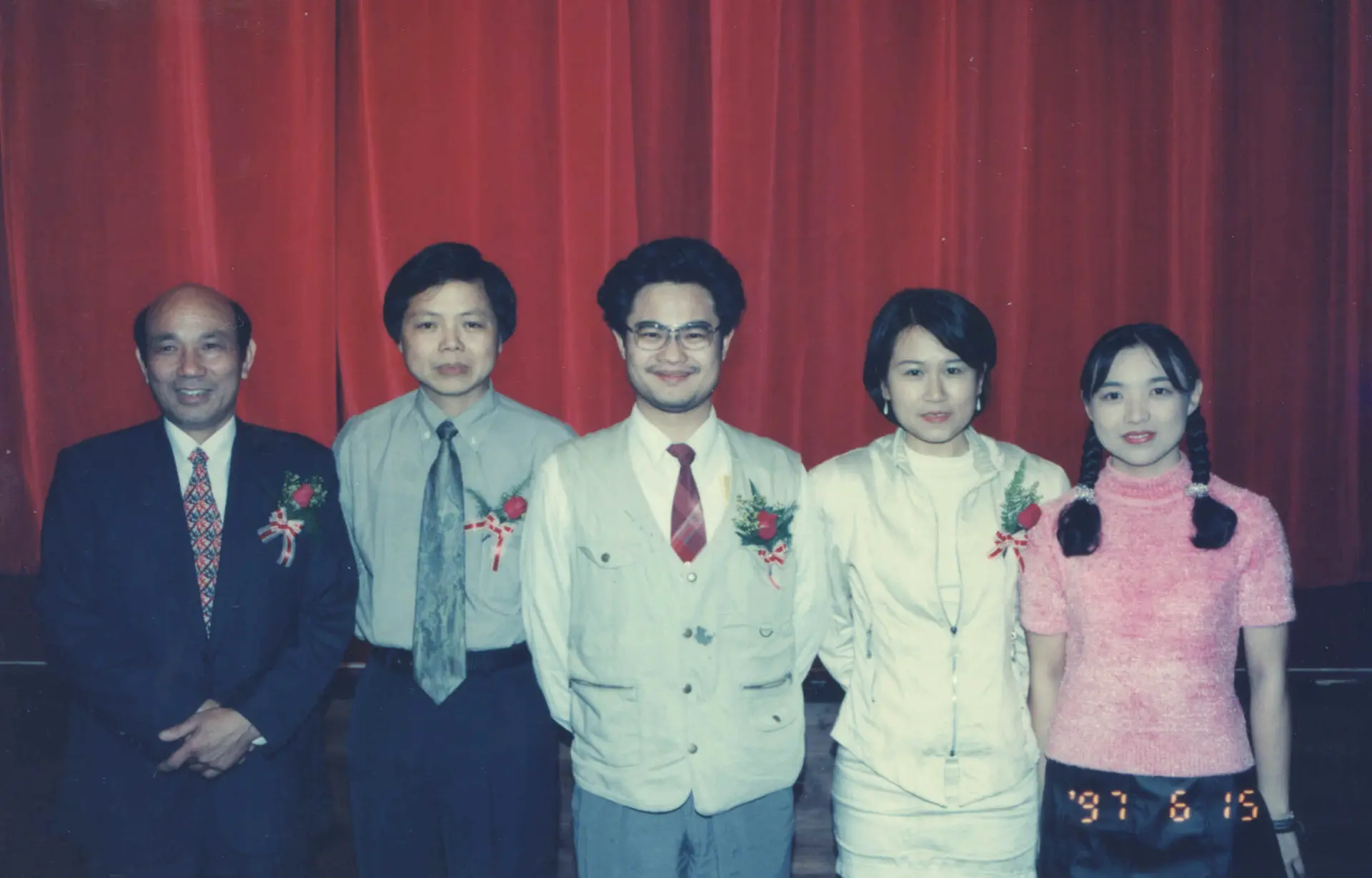 新竹縣第一屆客家新曲獎的得獎人謝振有（左一）、李貴盛（左二）、楊政道（左三）、宋菁玲（右二），以及頒獎當天表演的彭月春（右一）。1997，竹北。楊國鑫攝
