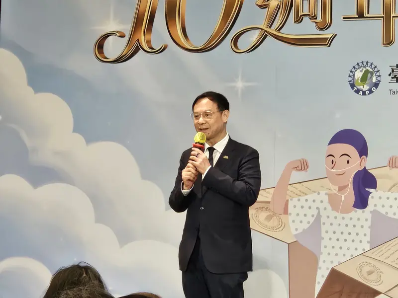 衛福部長石崇良(圖)31日出席台灣病友聯盟10週年感恩餐會,會後說明診所週休二日新制最快預計7月上路,假日輕急症中心(UCC)將再度轉型,擬在開診率較低的地區擴點。中央社