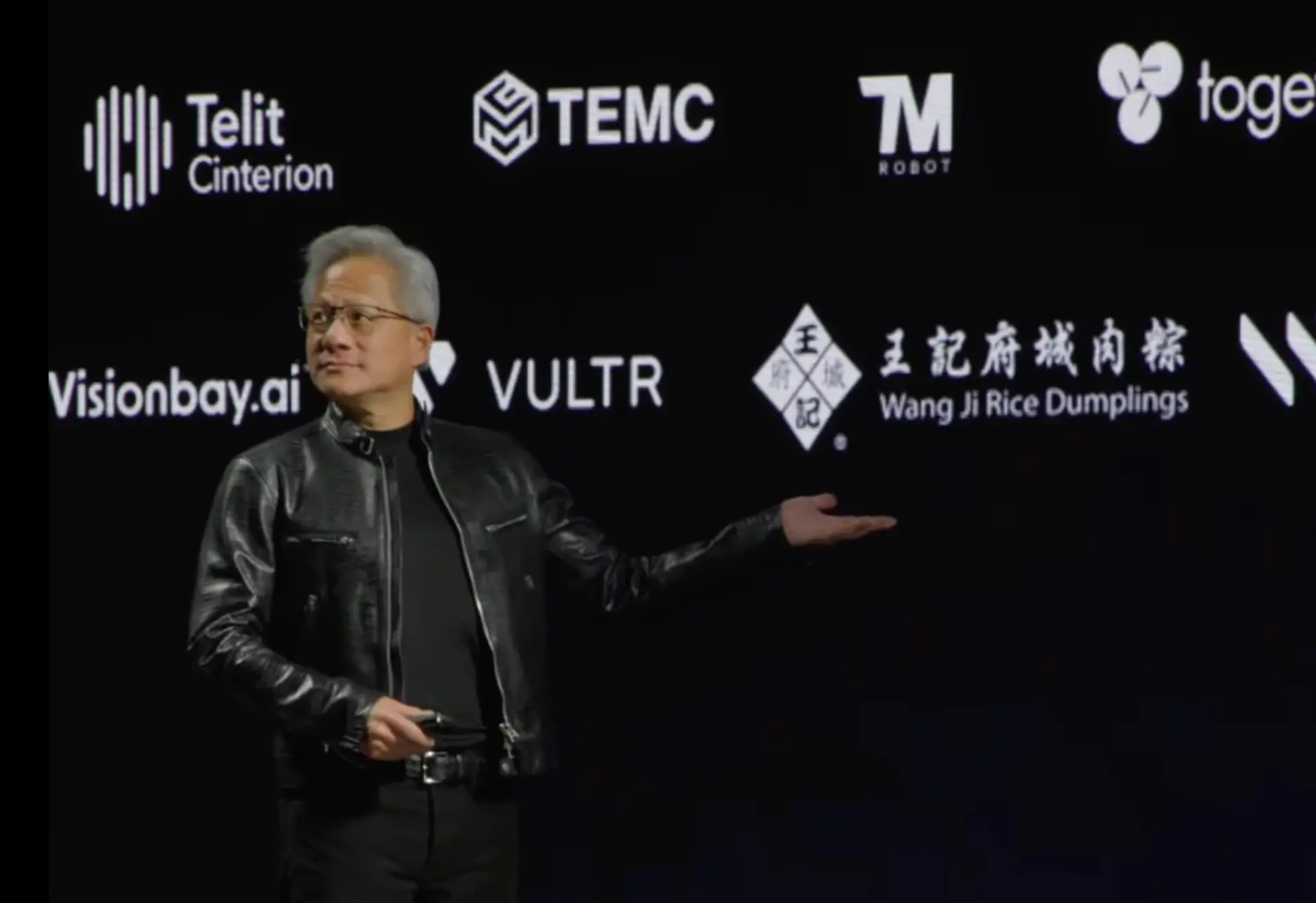 黃仁勳逐一介紹他的愛店，王記府城肉粽幾乎是他每次必訪的店。（擷取自NVIDIA GTC Taipei 2026直播）