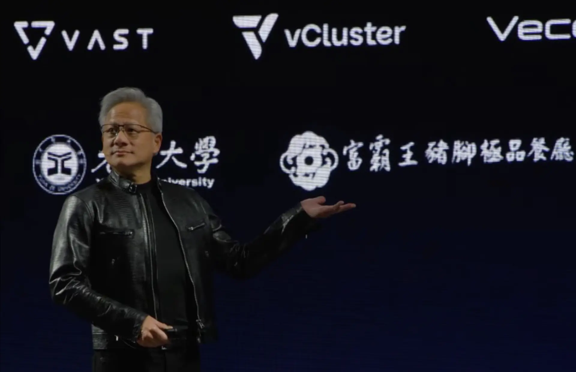 黃仁勳逐一介紹他的愛店，現場觀眾會心一笑。（擷取自NVIDIA GTC Taipei 2026直播）