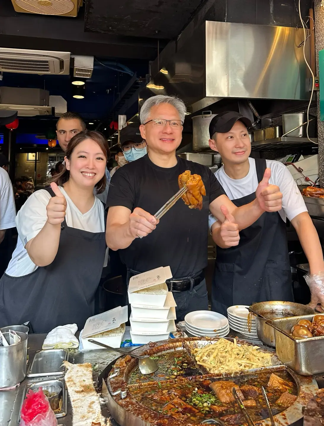 黃仁勳數度到訪富霸王豬腳店，店家開心與黃仁勳合照。翻攝富霸王粉絲團