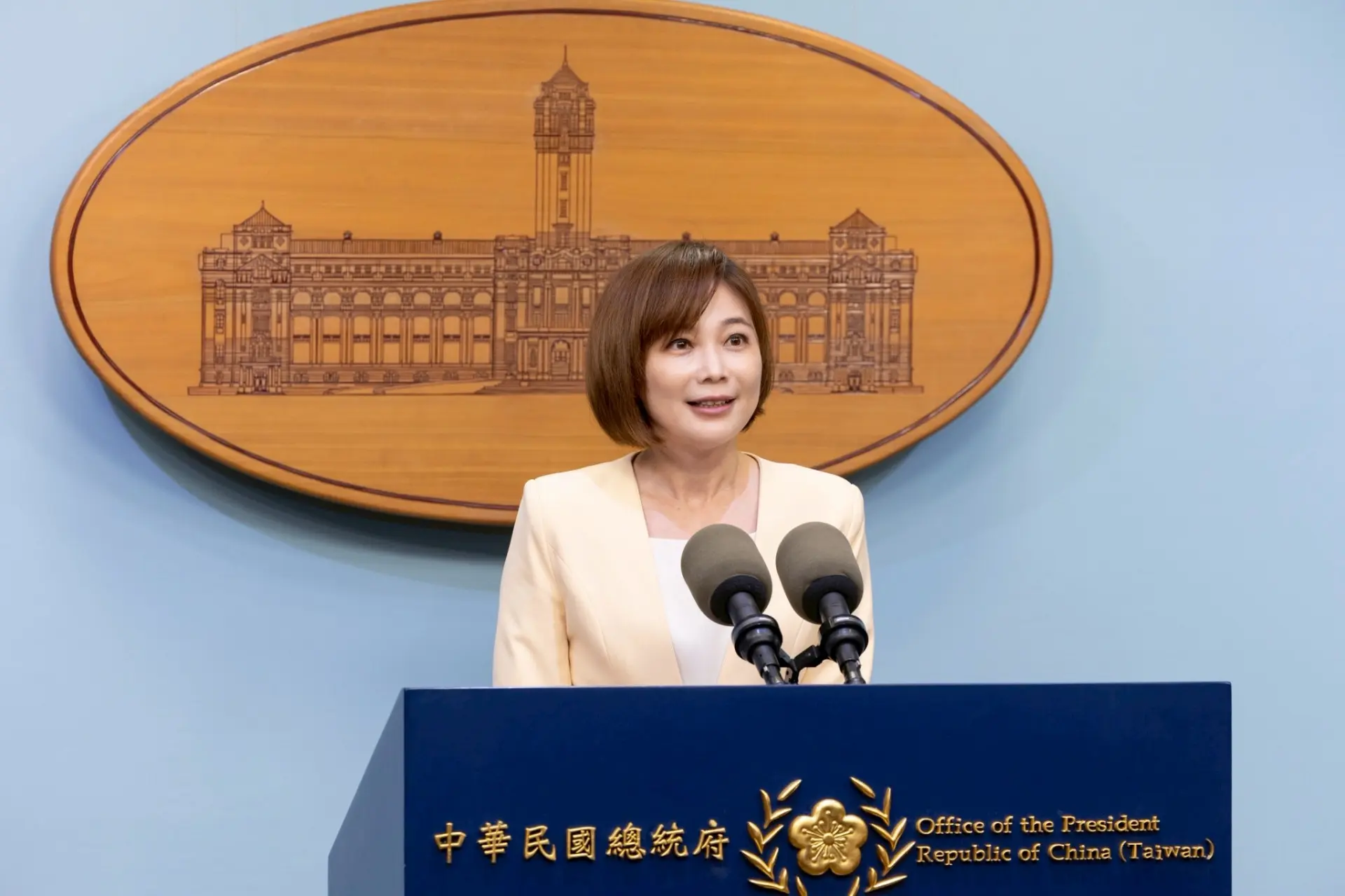 總統府發言人郭雅慧指出，蕭美琴副總統此次出訪名稱為「帛榮專案」，訪團成員包括衛生福利部次長林靜儀、外交部次長葛葆萱，以及由總統府、國安會及外交部等單位組成的團隊。總統府提供