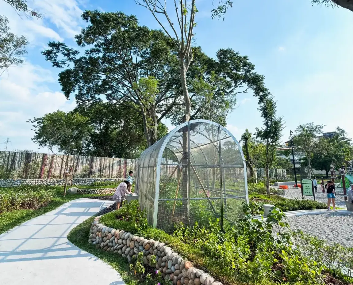東勢獨角仙生態公園展示區是金屬網的透明籠子。邱姓民眾提供
