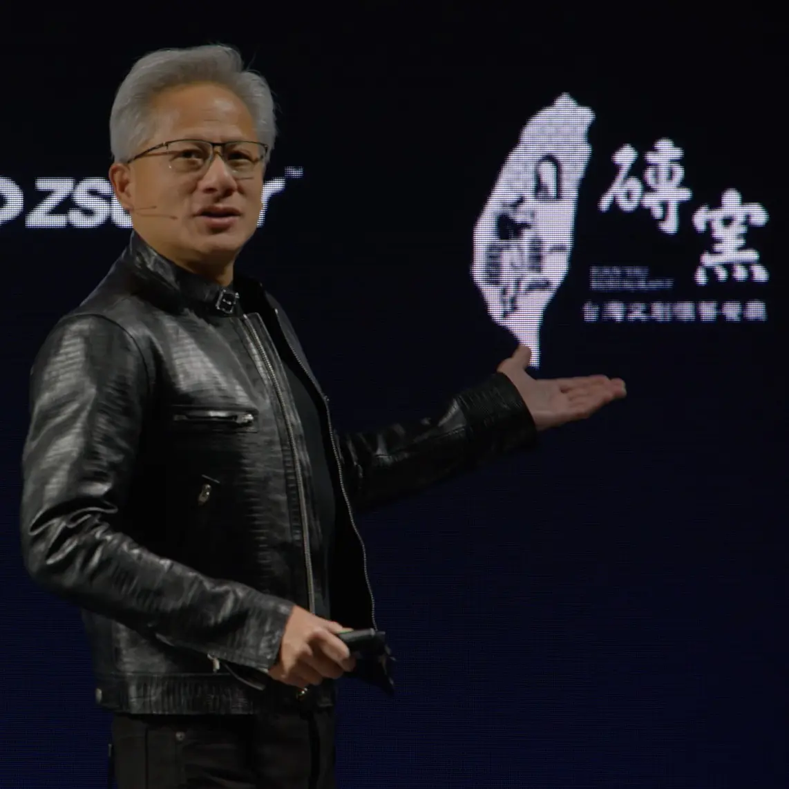 輝達台灣供應鏈背板上，出現台灣餐廳名稱。（擷取自NVIDIA GTC Taipei 2026直播）