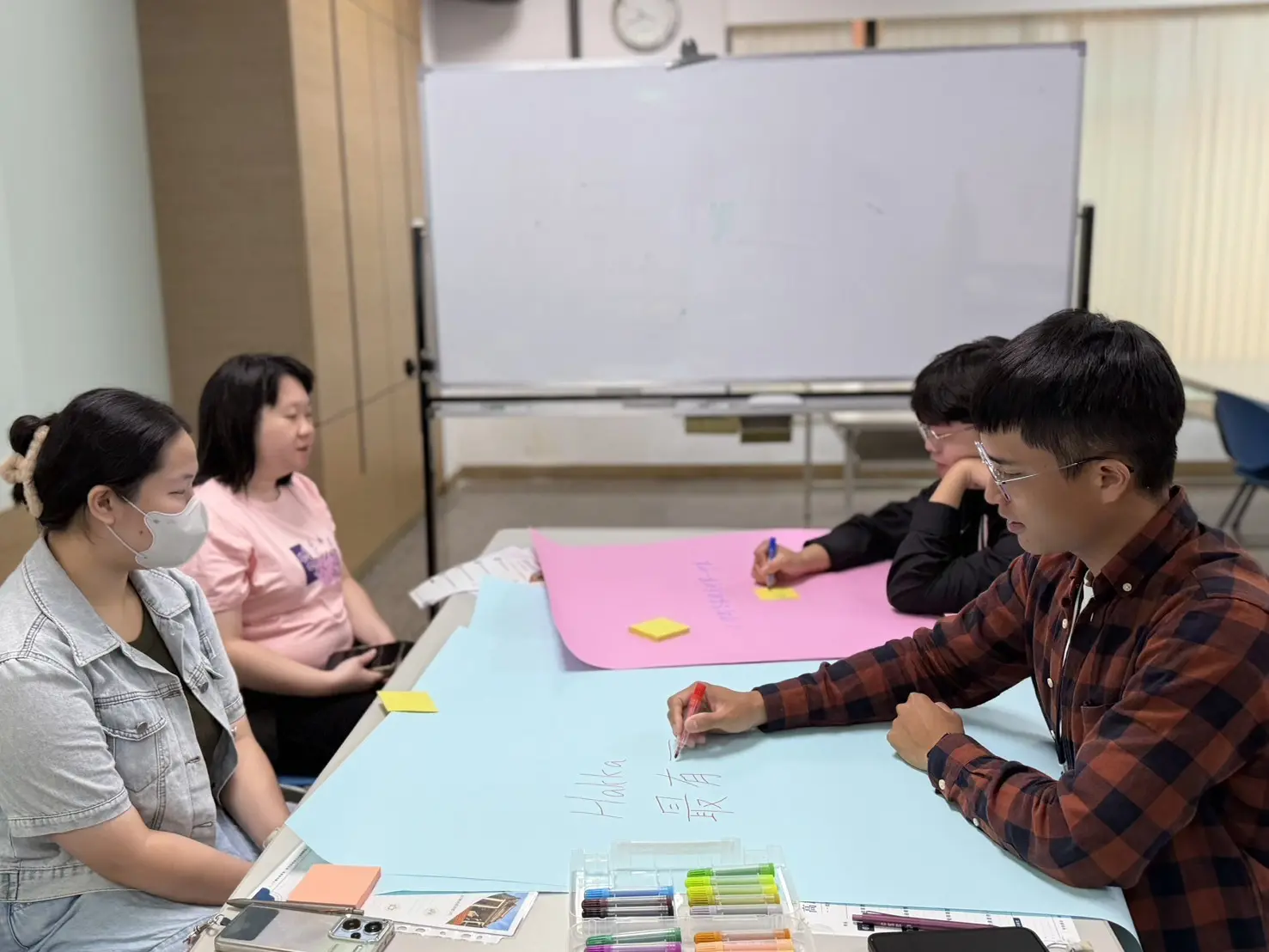 高雄市客家青年諮詢委員透過世界咖啡館交流模式討論客家飲食推廣議題。高雄市客委會提供