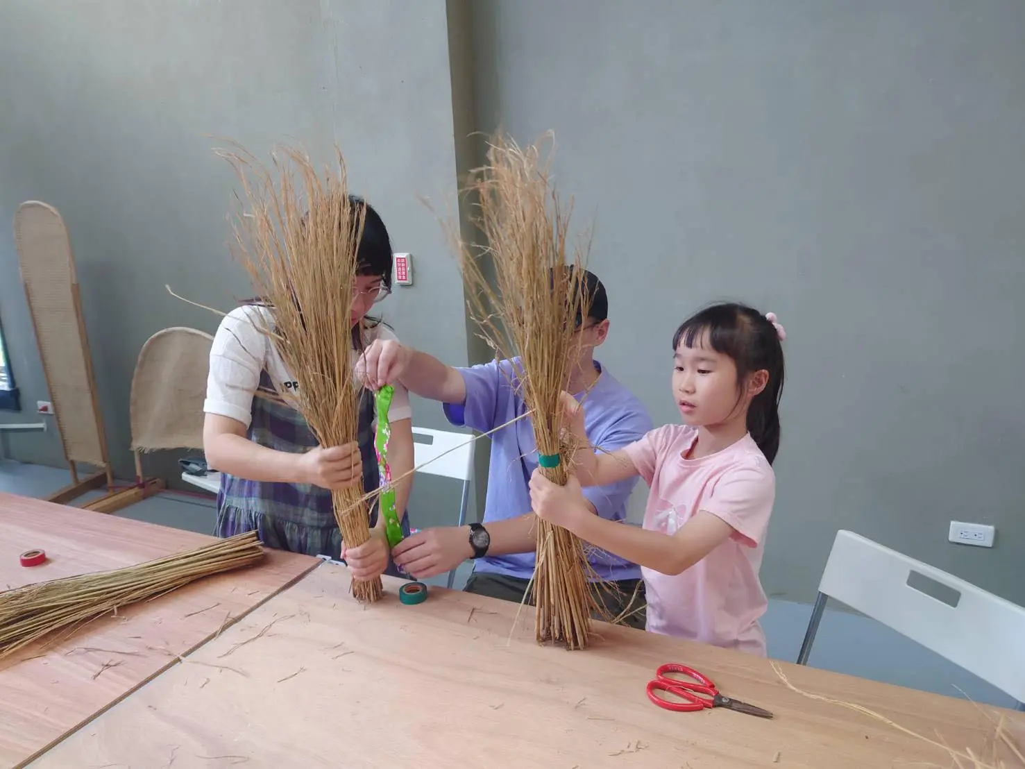 透過草編工藝體驗，在手作體驗中認識客家傳統工藝。桃園客家局提供