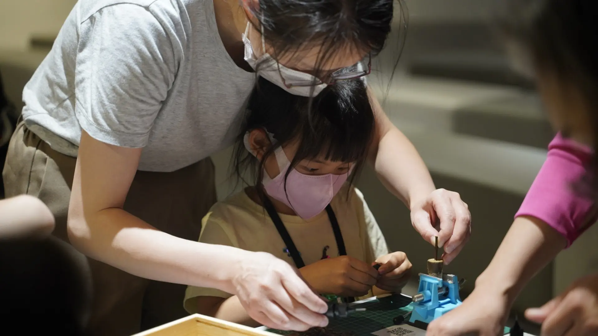 親子一同參與手作課程，在互動過程中感受客庄生活樂趣。桃園客家局提供