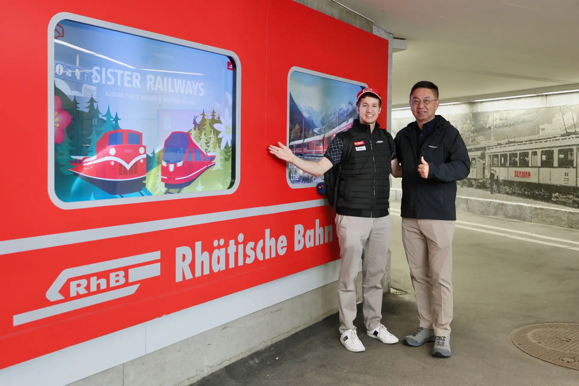 RhB亞洲區行銷經理介紹瑞士St. Moritz車站行銷兩鐵路締結為期一年宣傳。阿里山林鐵及文資處提供