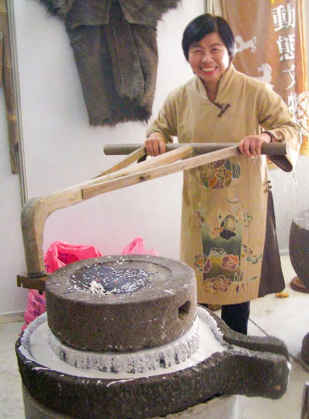 新竹市文化局前局長洪惠冠在「挨粄」,口中還會唱著「挨礱披波打粄唱歌」的客家歌謠。陳權欣攝