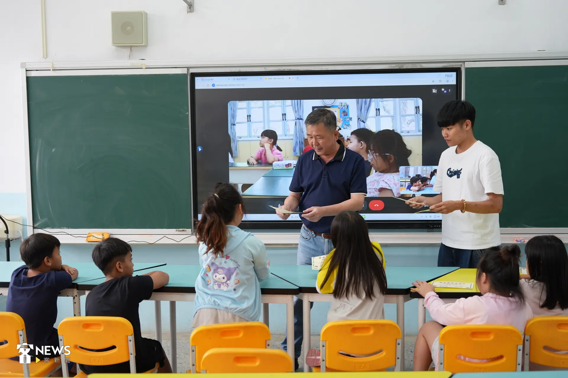 第二堂課則是三、五、六年級學生透過平板自己視訊,並由校長頒發結業證書,象徵學生們圓滿完成了半年的筆友交流旅程。李台源攝