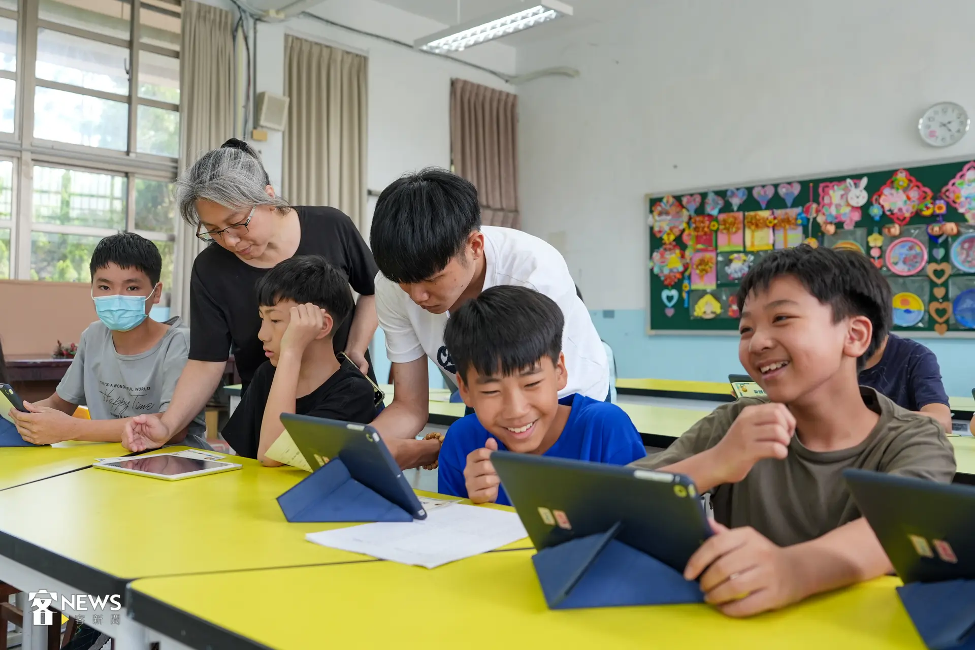 支持這項計畫的總務主任謝宜君(左)受訪時分享,黃鈺翔(右)對家鄉充滿熱忱,希望透過書信連結兩校,讓這項課程能夠走得更深、更久。李台源攝