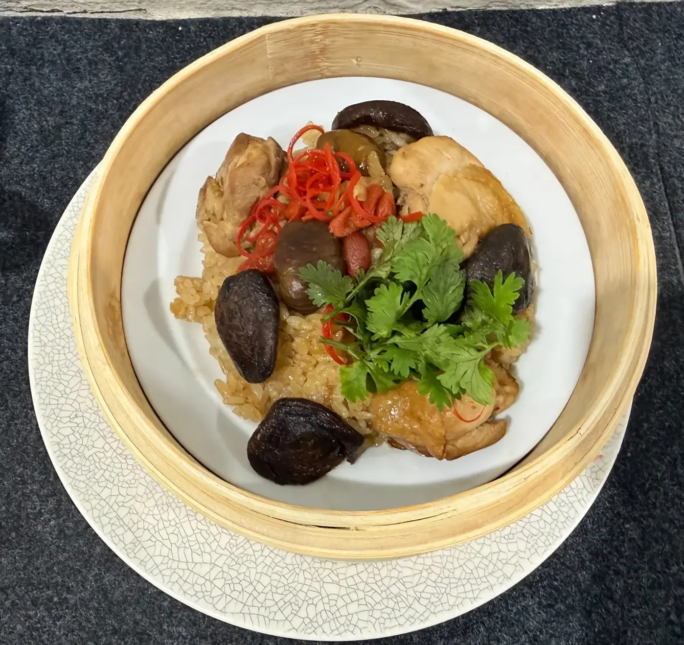 「竹筒油飯」結合糯米、豬絞肉、香菇、魷魚及豬油蔥酥。客委會提供