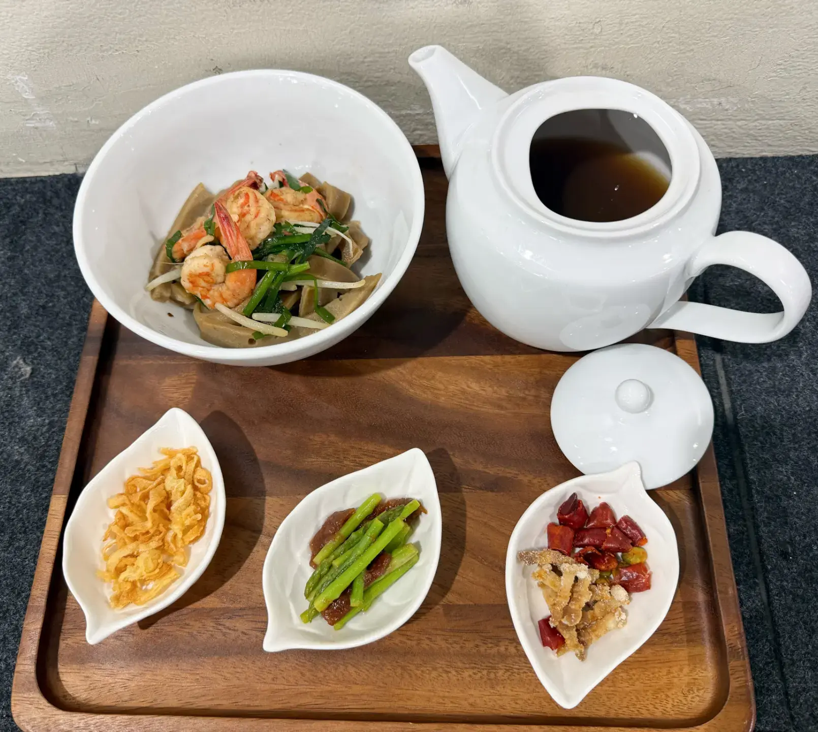 以東方美人茶粄條為主體的「炒鹹豬肉茶香粄條」以東方美人茶粄條為主體。客委會提供