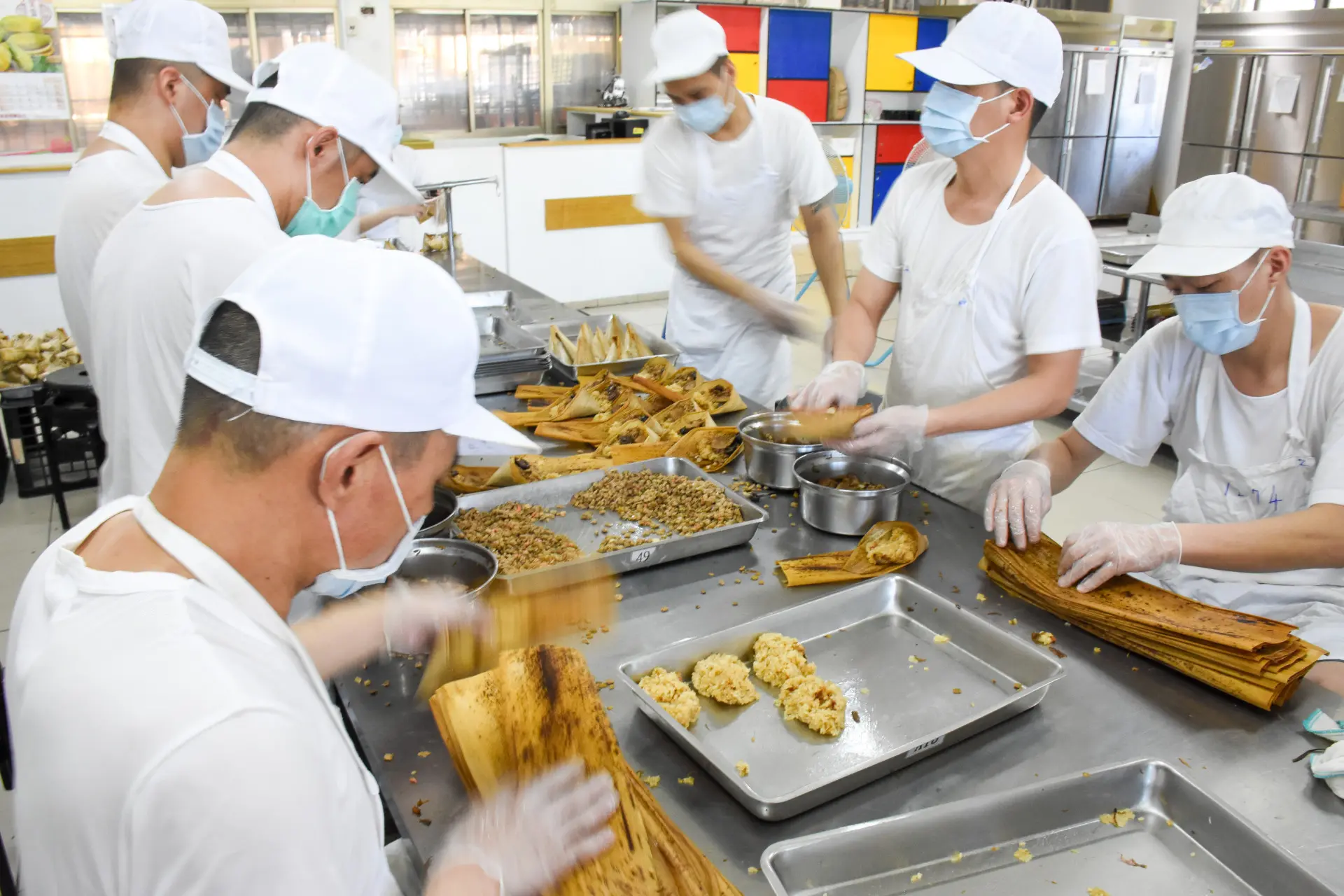 苗栗看守所收容人同心協力製作客家肉粽。苗栗看守所提供