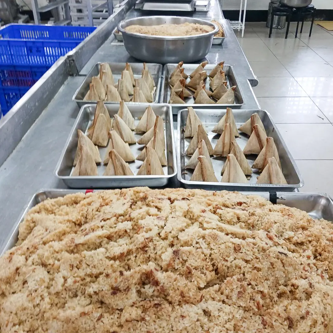 苗栗看守所以豬肉、香菇、珍珠菜脯、蝦米等簡單食材,包出古早味且用料扎實的客家肉粽。苗栗看守所提供
