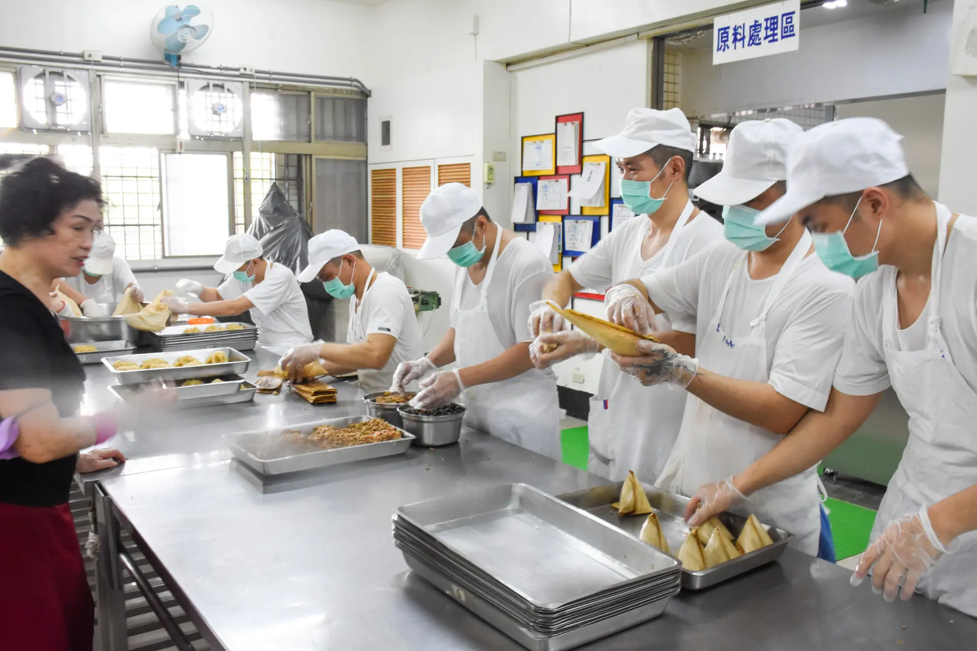 苗栗看守所由職訓老師親自指導收容人包製客家肉粽。苗栗看守所提供