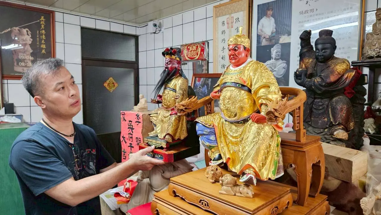 吳政男藝師承襲福州派粧佛技藝，專精木雕、粉線、彩繪與安金等工法。桃園市文化局提供