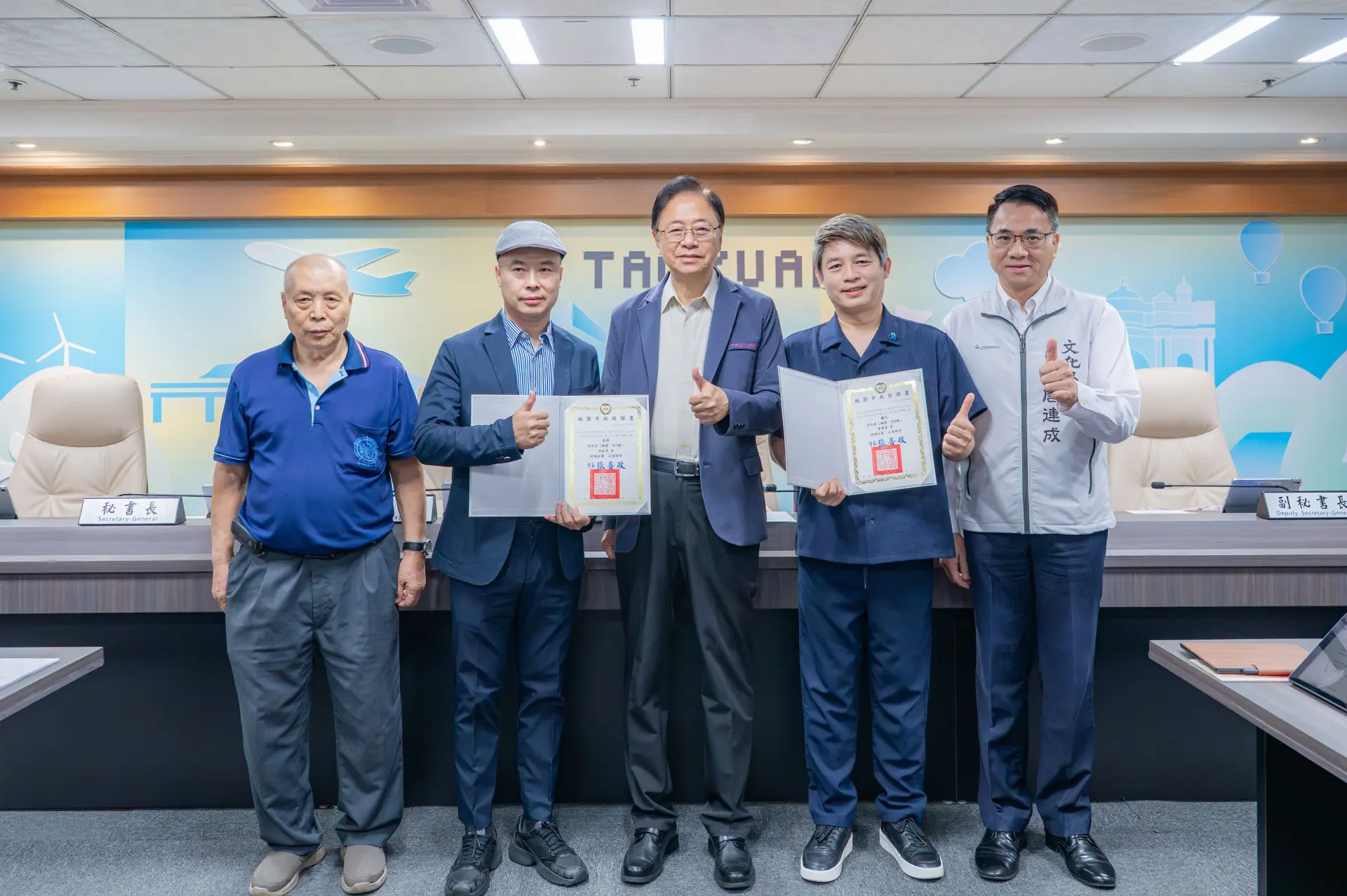 桃園市頒發無形文化資產「纏花」及「粧佛」登錄證書予曾國棻及吳政南兩位工藝保存者。桃園市政府提供