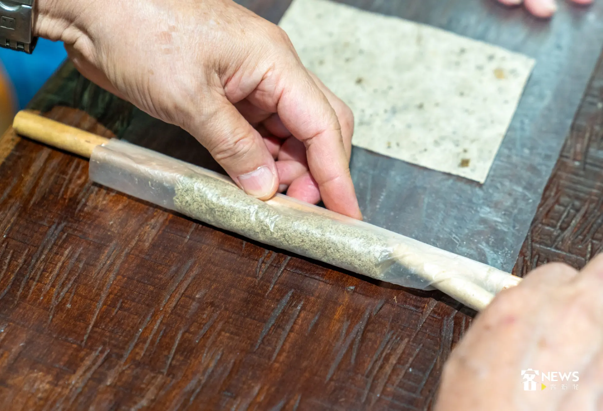 捲艾條DIY體驗,取適量艾絨平鋪在塑膠上,收整成長條狀後,以時針方式捲入桑樹紙內,再以漿糊黏妥即可使用。李宥妍攝