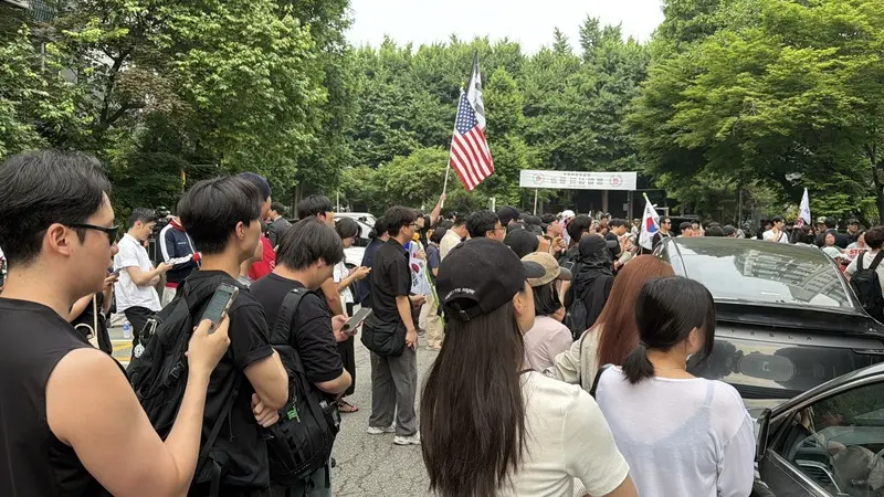韓國地方選舉3日爆出首爾有14處投票所投票用紙不足爭議，抗議民眾徹夜守在蠶室7洞第2投票所，不讓投票箱運出，因此直到4日早上仍未完成開票。中央社