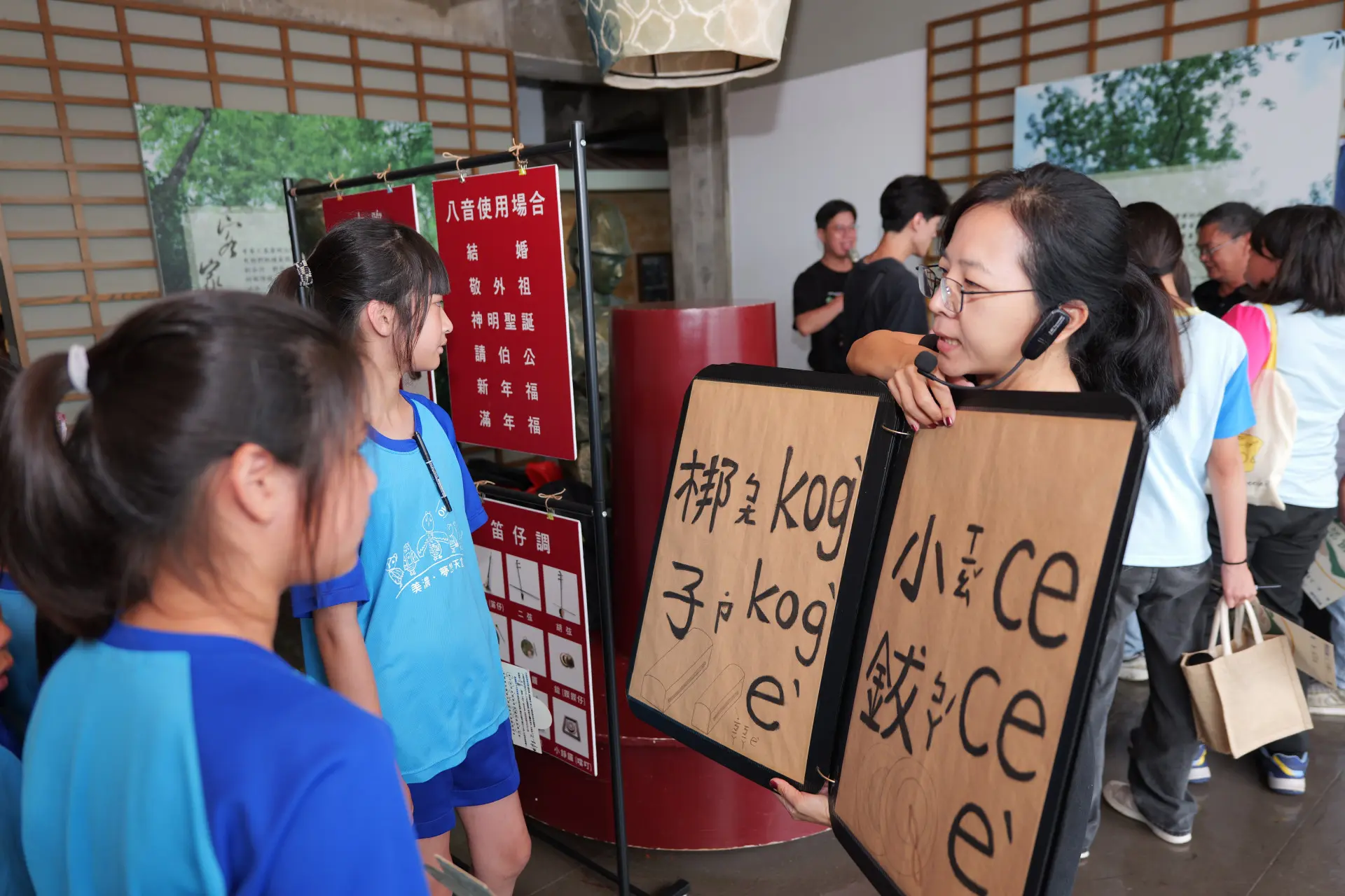 參與學童專心聆聽講解,認識六堆文化與歷史脈絡。高市府客委會提供