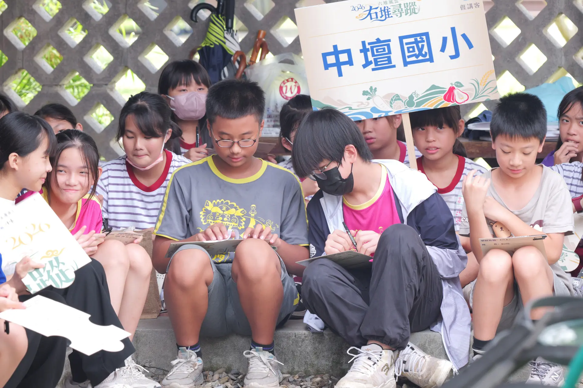 學童透過團隊合作完成闖關任務,在互動中培養默契與合作精神。高市府客委會提供
