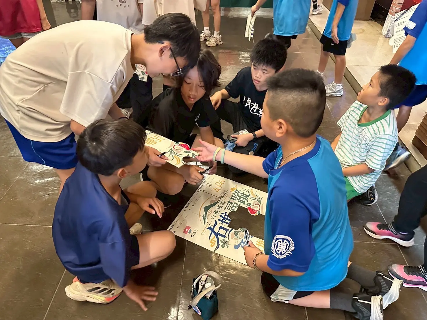 孩子們在文化關卡中尋找線索、解答問題,體驗寓教於樂的學習過程。高市府客委會提供