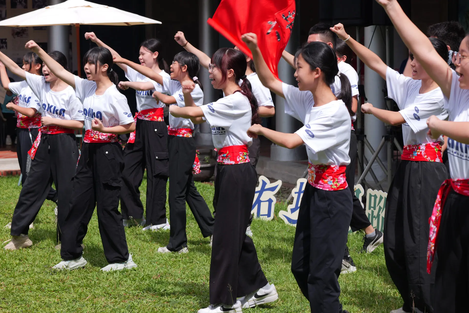 美濃國中學生帶來充滿活力的「六堆戰舞」演出,為活動揭開序幕。高市府客委會提供