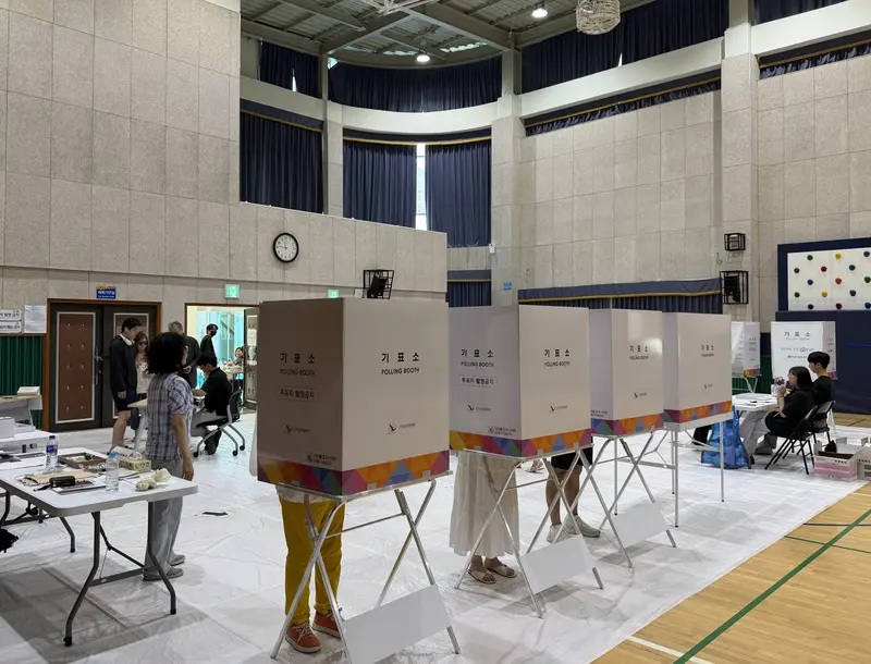 韓國地方選舉3日登場，投票於韓國時間下午6時截止，預計開票將進行超過7個小時。圖為首爾一處位於小學的投票所。中央社