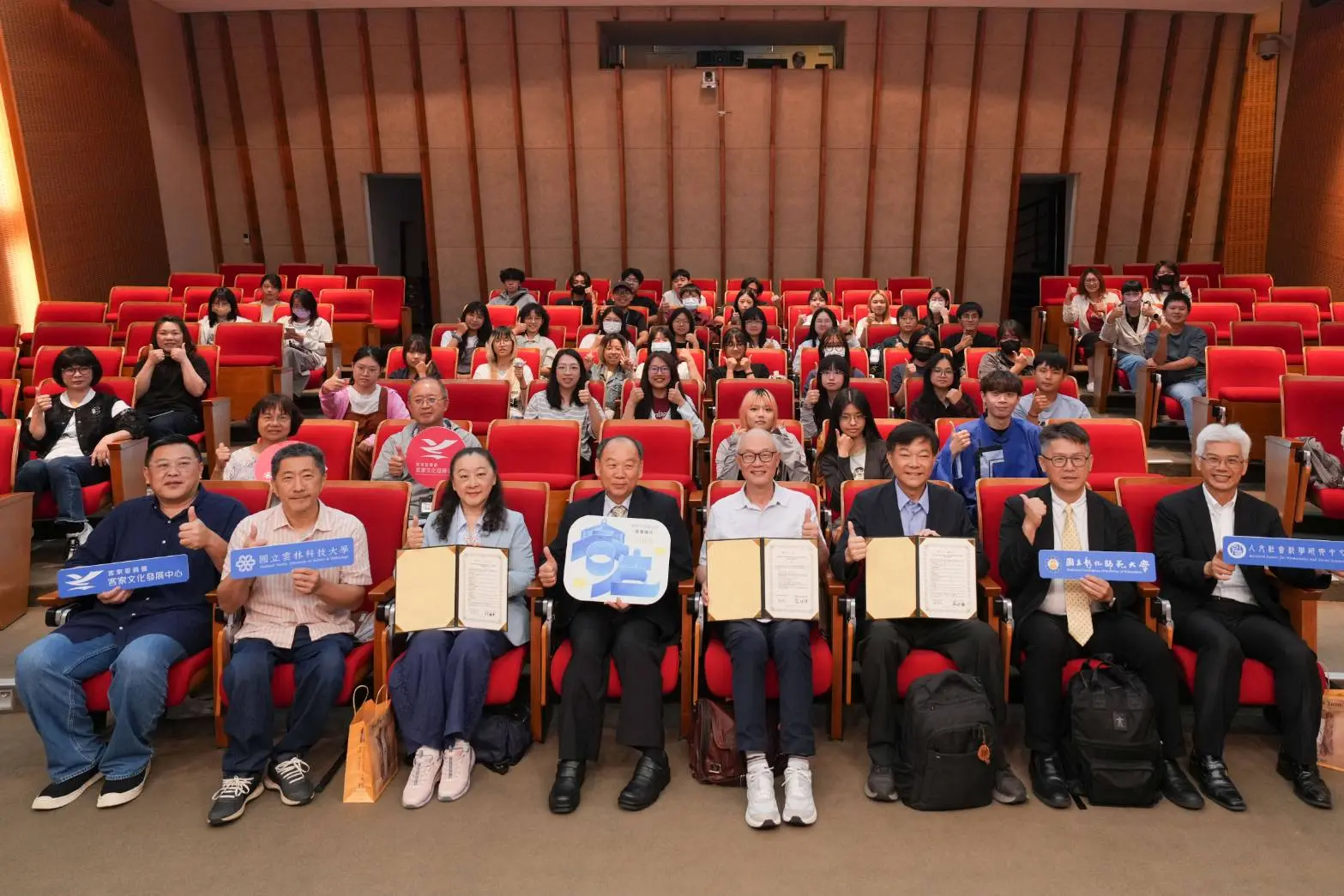 客發中心攜手中研院、彰師大、雲科大簽署學術合作協議，全體活動人員合影。客委會提供