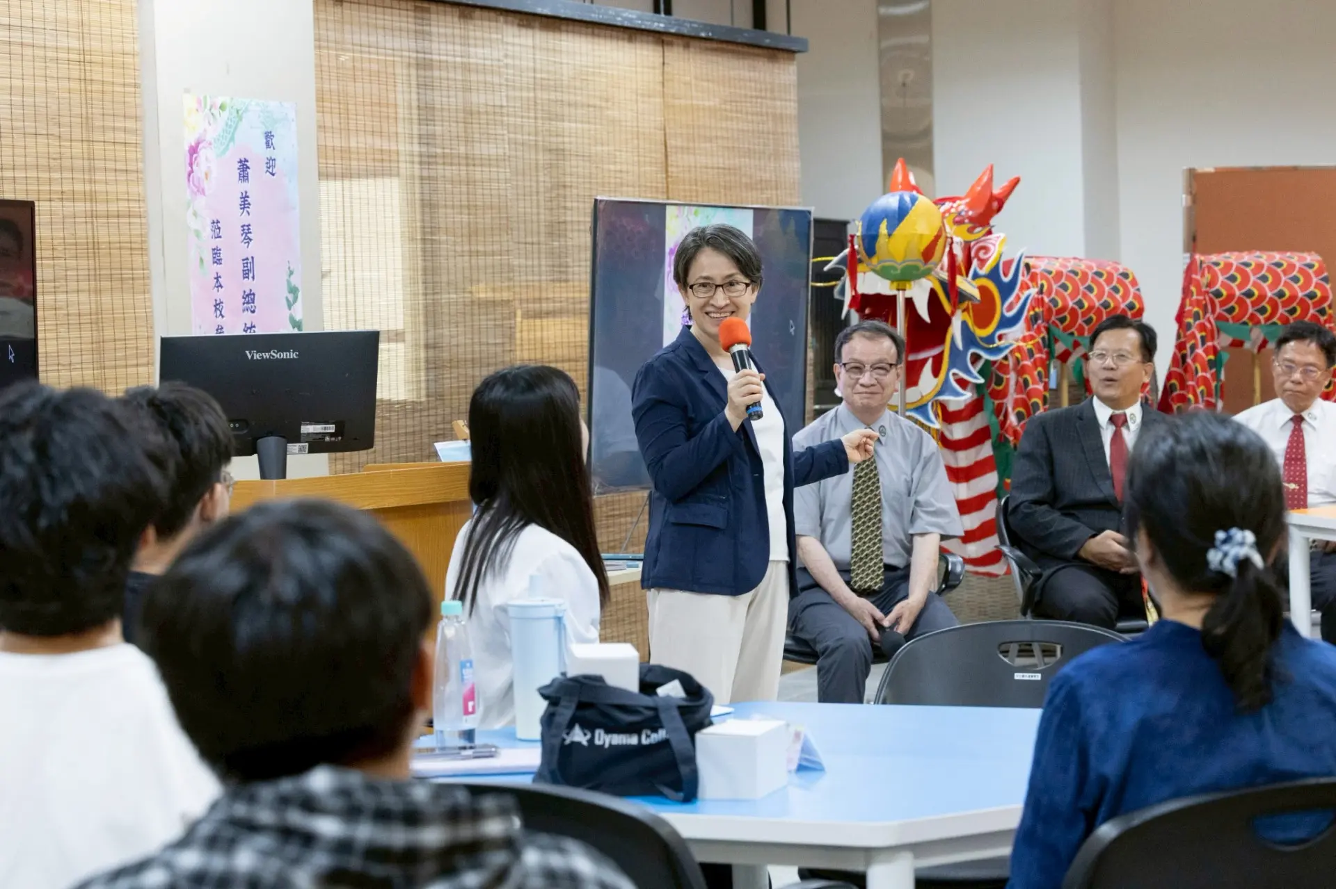 副總統蕭美琴日前赴國立聯合大學與學生交流AI工具應用。總統府提供
