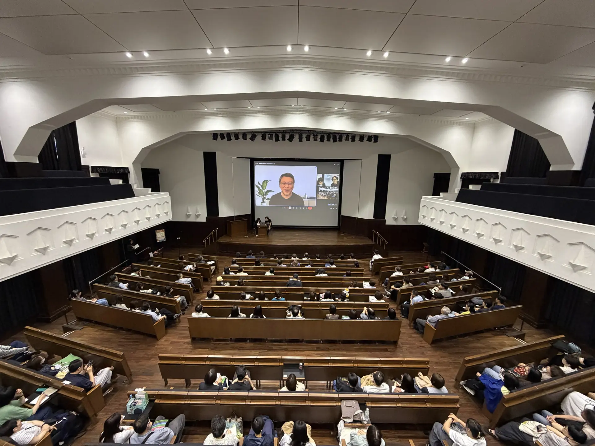 客家電影《那張照片裡的我們》在日本大阪「台湾映画上映会」放映，導演湯昇榮以線上形式與觀眾座談。取自「那張照片裡的我們」臉書粉絲專頁